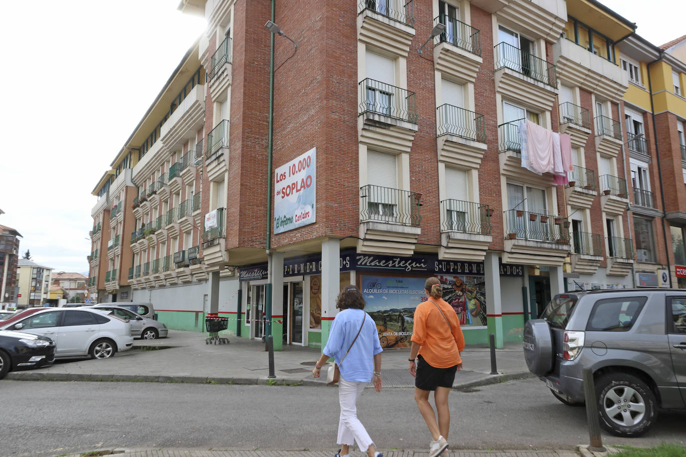 Inmediaciones del supermercado afectado por el incendio.