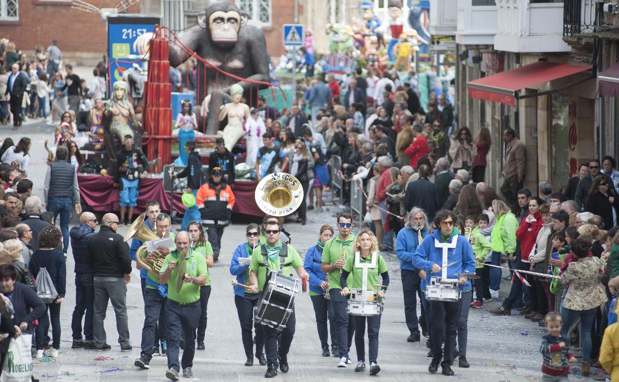 Fotografías del desfile de carrozas de 2017 por las calles de Reinosa 