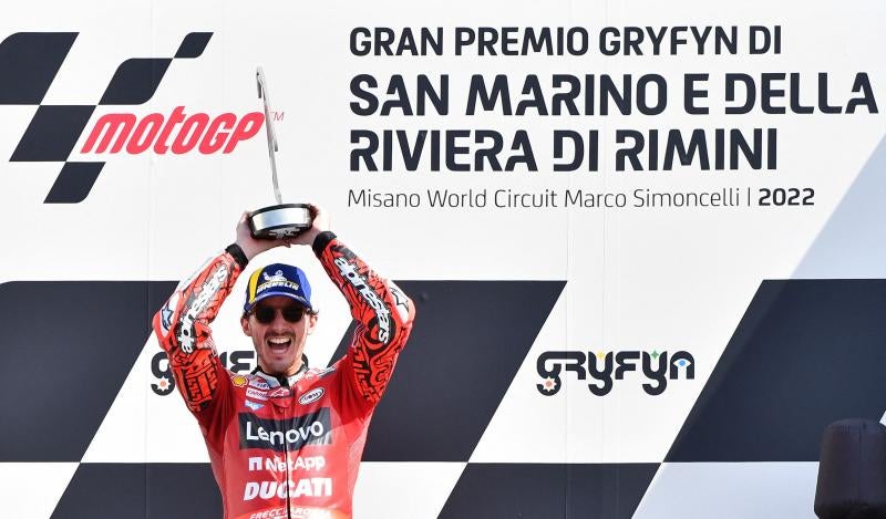 Bagnaia levanta el trofeo de vencedor del Gran Premio de San Marino.