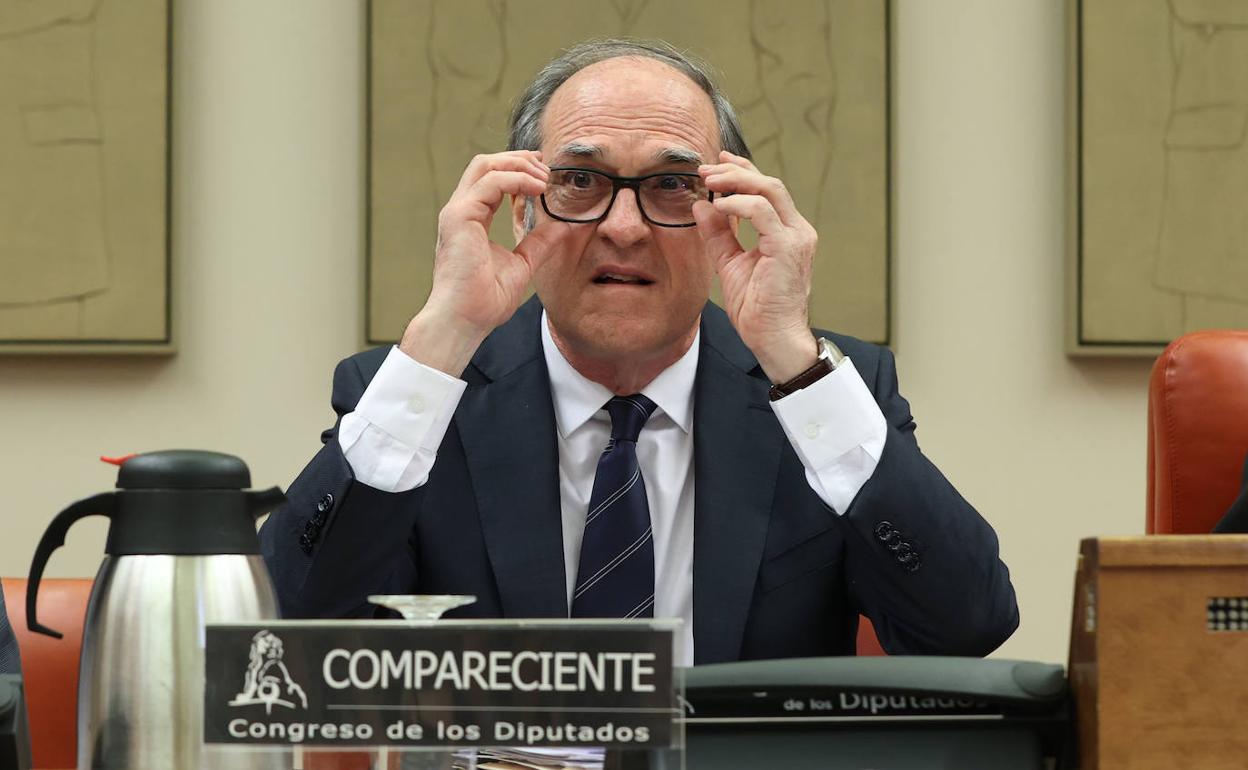 El Defensor del Pueblo denuncia irregularidades de Interior al tramitar los asilos