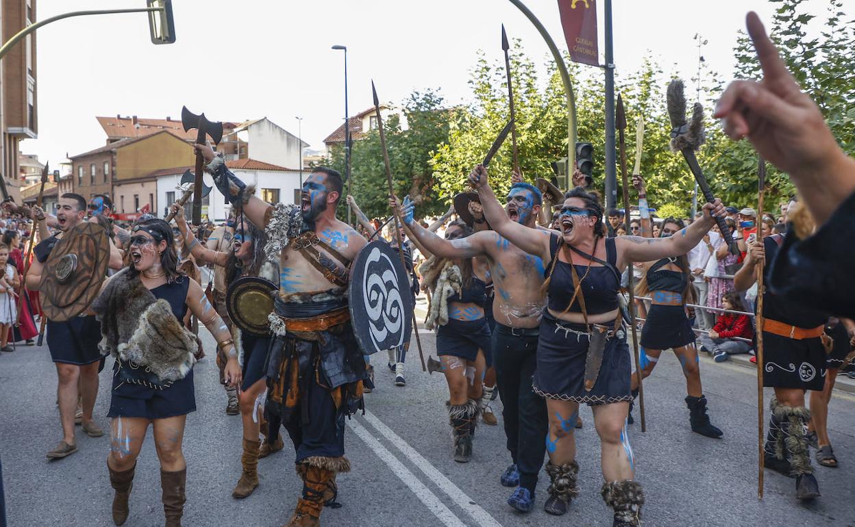 Una de las legiones romanas desfila por las calles del centro de Los Corrales para poner fin a la fiesta.