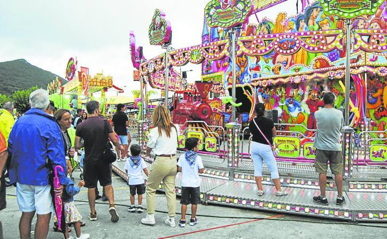 Las familias se acercaron a disfrutar de las atracciones de feria. 