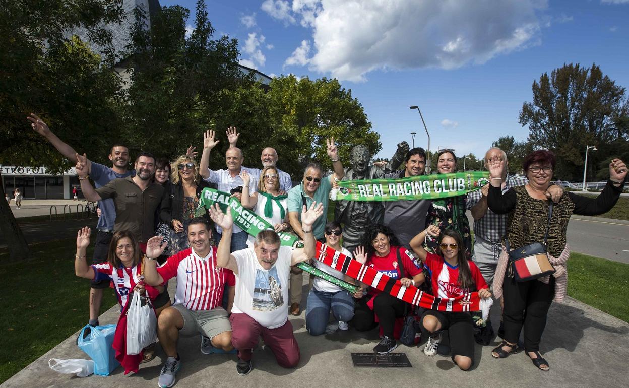 Aficionados de Racing y Sporting en el último viaje de los verdiblancos a Gijón, en septiembre de 2019.