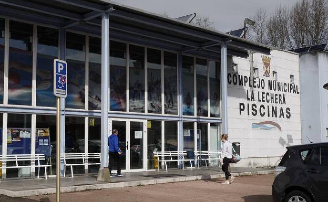 Un hombre y una joven acceden ayer a las instalaciones de la piscina y el gimnasio de La Lechera