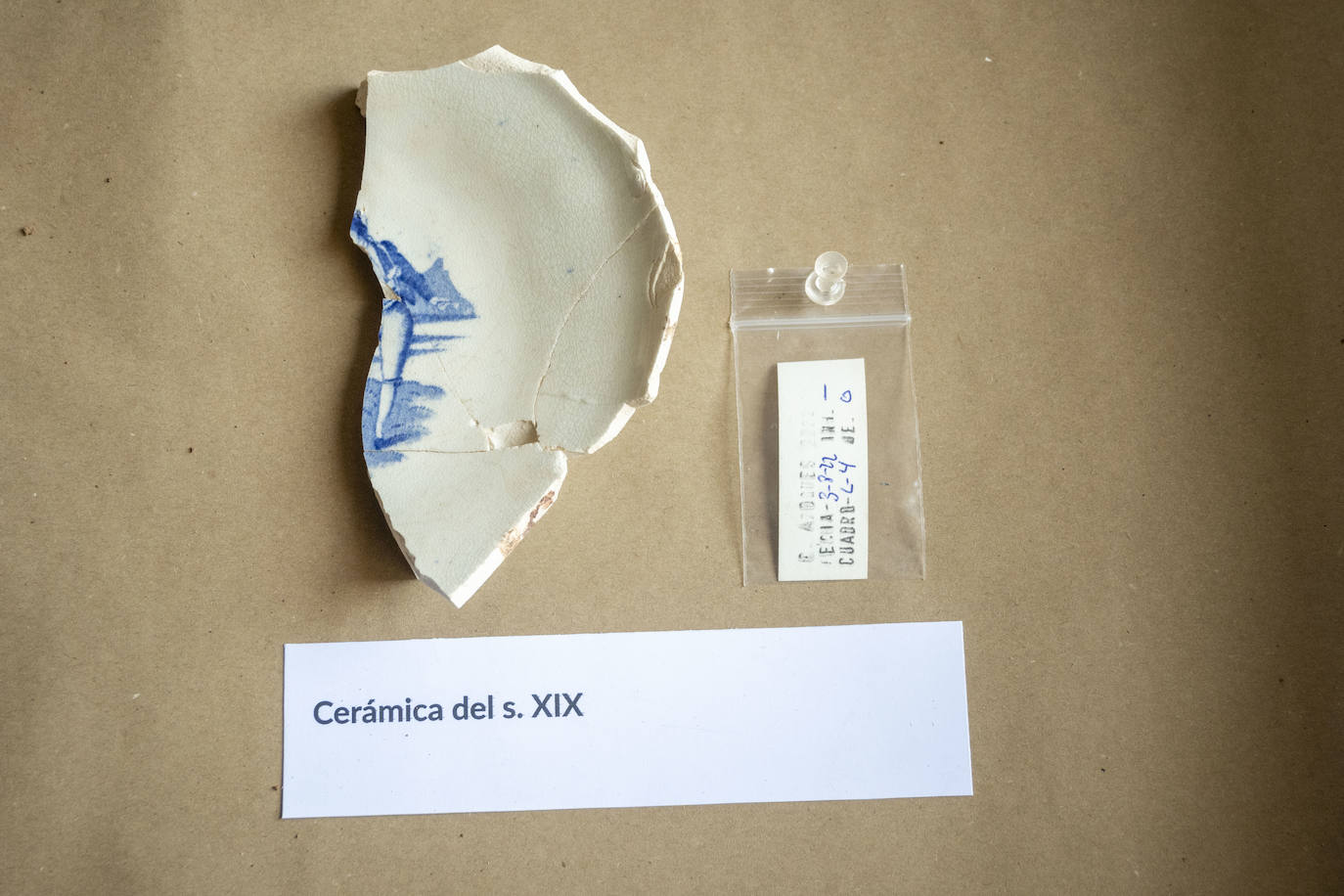 Pieza de cerámica encontrada en la excavación.