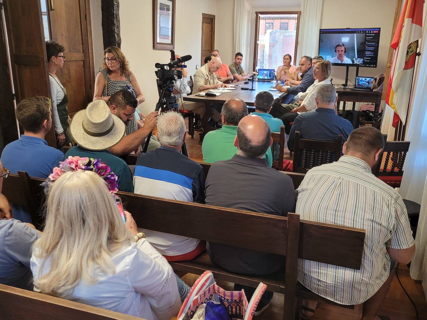 Fotos: Momentos de tensión a la salida de la reunión con la empresa de la planta de Biogás