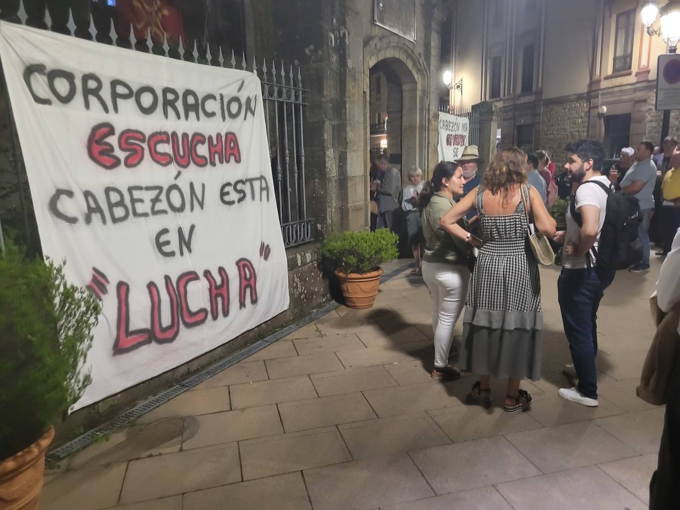 Fotos: Momentos de tensión a la salida de la reunión con la empresa de la planta de Biogás