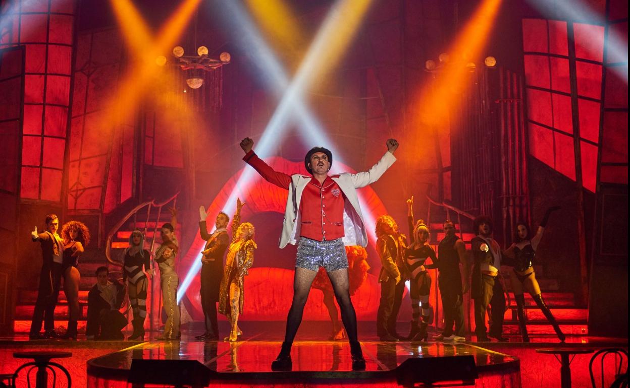 Álex O´Dogerthy es el autor de los textos, director de los maestros de ceremonias y también intérprete. 