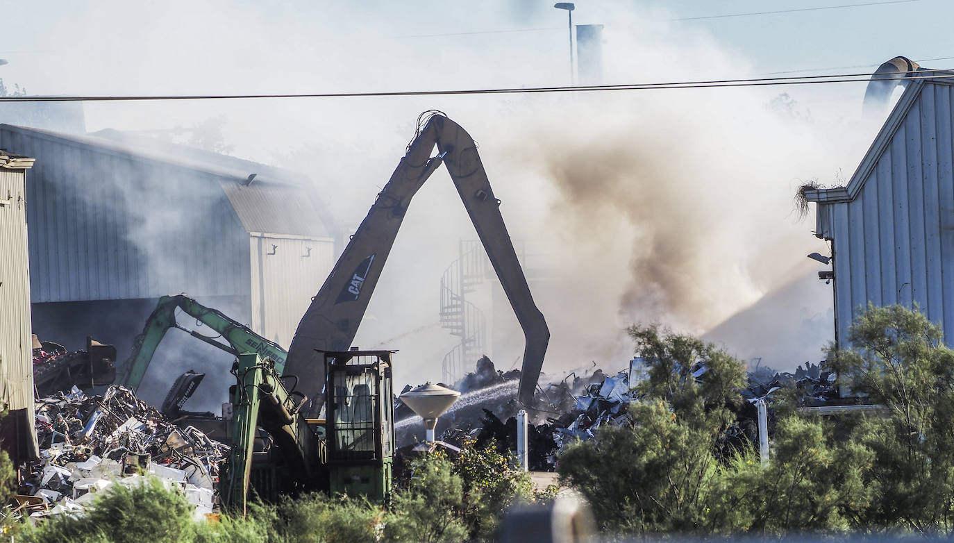 Fotos: Imágenes del operativo de extinción en la fábrica de tratamiento de residuos metálicos de Astillero