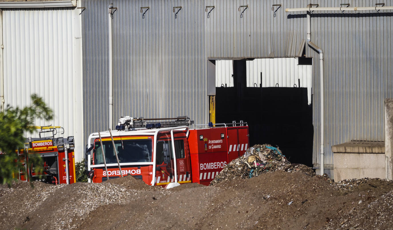 Fotos: Imágenes del operativo de extinción en la fábrica de tratamiento de residuos metálicos de Astillero