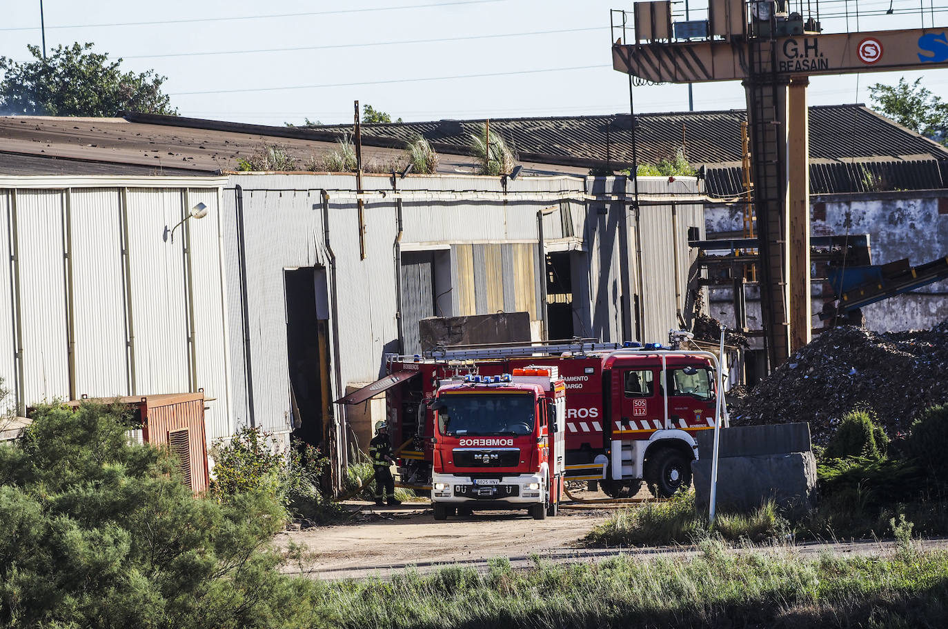 Fotos: Imágenes del operativo de extinción en la fábrica de tratamiento de residuos metálicos de Astillero