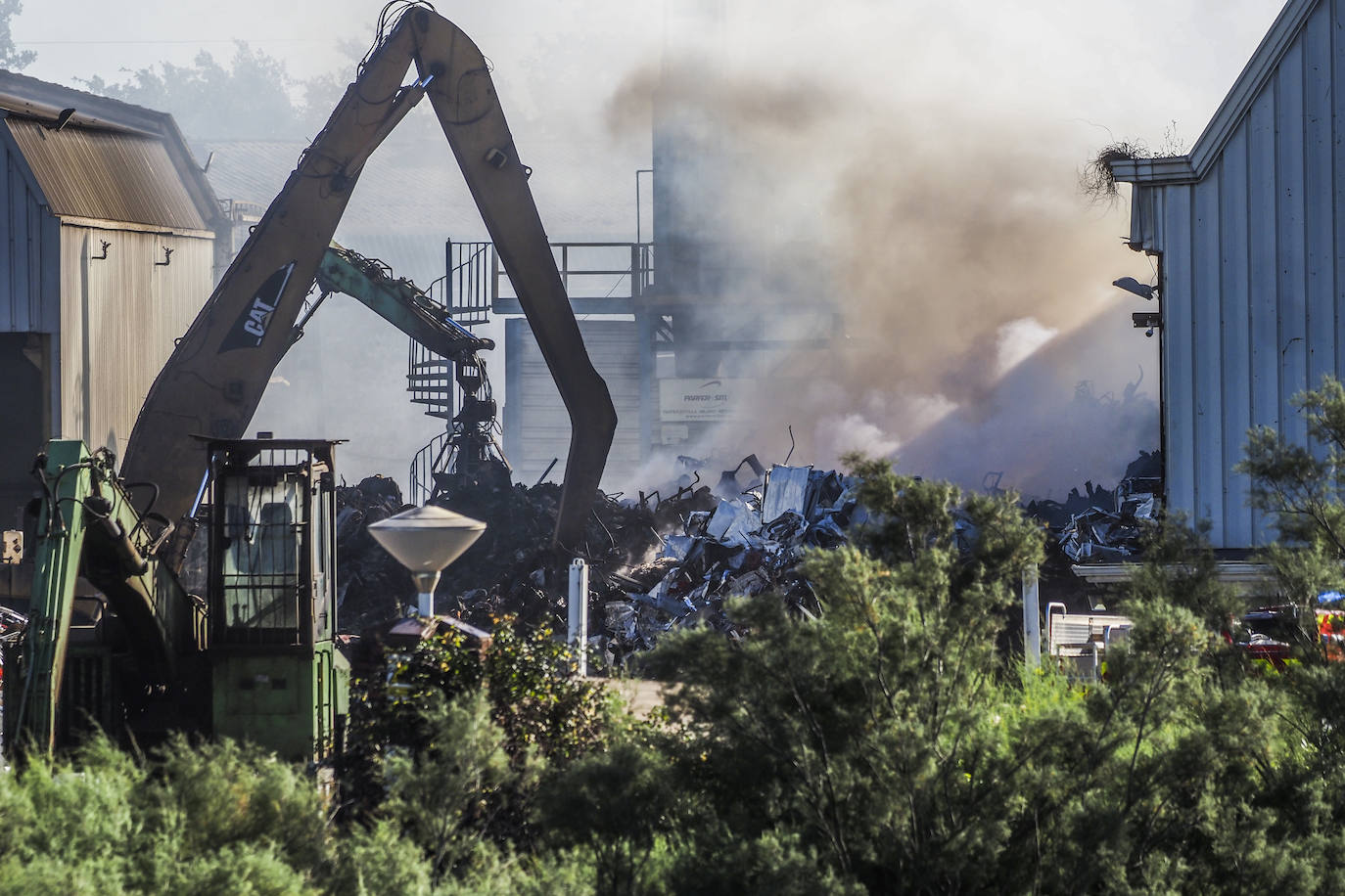 Fotos: Imágenes del operativo de extinción en la fábrica de tratamiento de residuos metálicos de Astillero