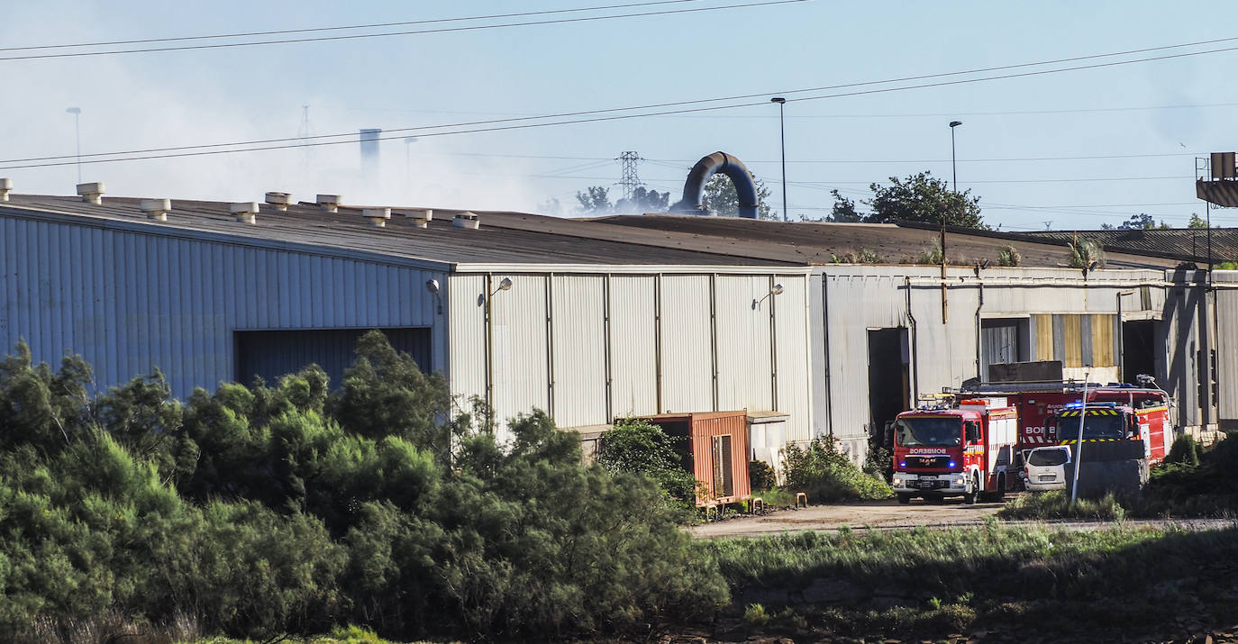 Fotos: Imágenes del operativo de extinción en la fábrica de tratamiento de residuos metálicos de Astillero