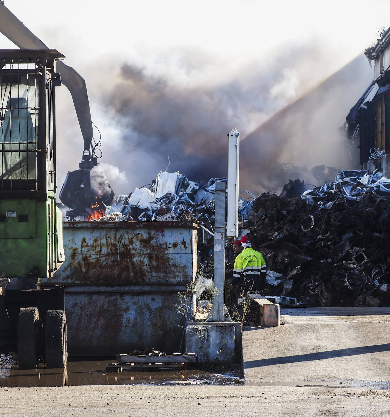 Fotos: Imágenes del operativo de extinción en la fábrica de tratamiento de residuos metálicos de Astillero