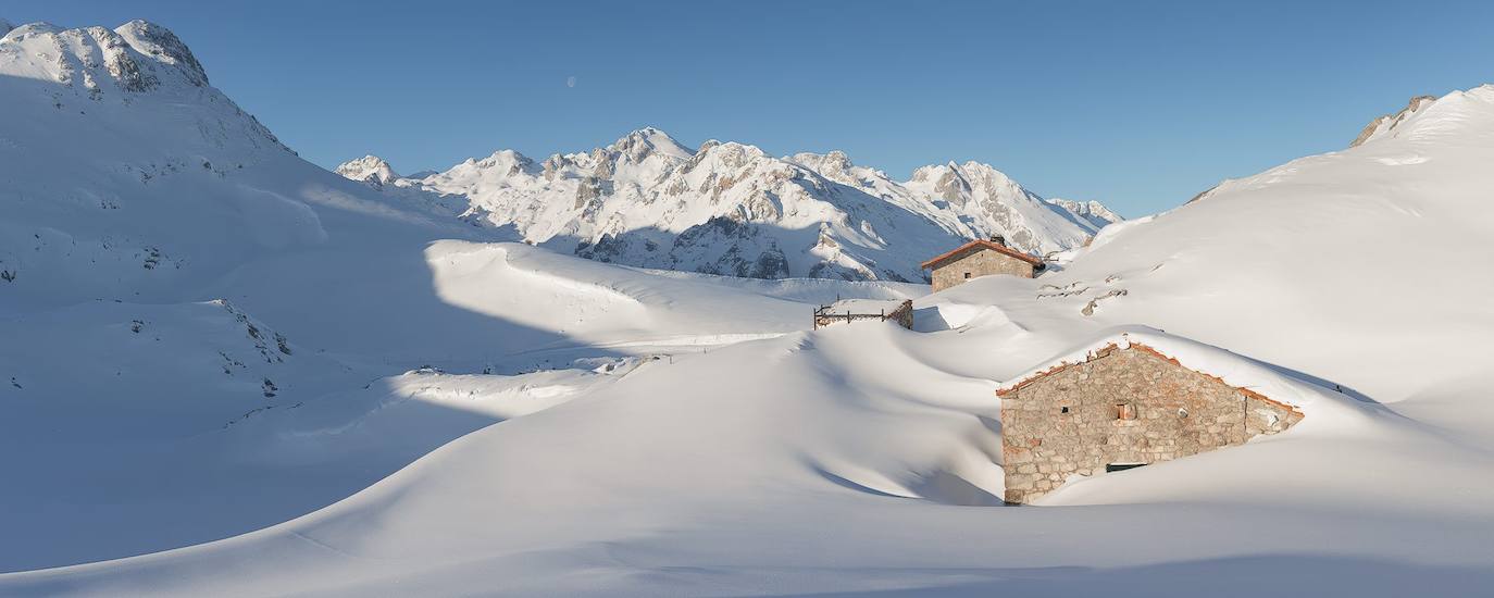 Divulgar la belleza del territorio que las protagoniza y contribuir a su conservación es el principal objetivo que persigue la exposición «Picos de Europa, las montañas de la luz», una muestra fotográfica firmada por Alberto Lastra.