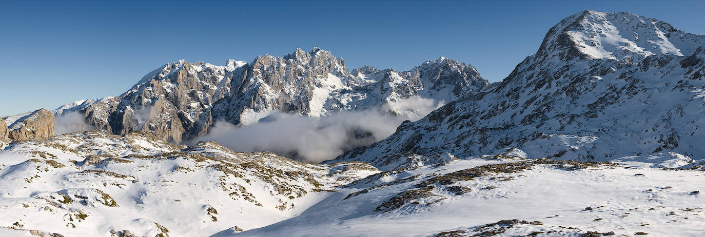 Lastra reflexiona: «El conocimiento de la belleza de los Picos de Europa sería el primer paso para su conservación y, por ello, en esta selección de fotos trato de reflejar la enorme belleza que los caracteriza, la vida propia que tienen, su fuerte personalidad y los rasgos que hacen únicos a sus paisajes… la intención es que, al tomar conciencia de sus valores estéticos, empecemos a valorar y cuidar estas montañas como se merecen».