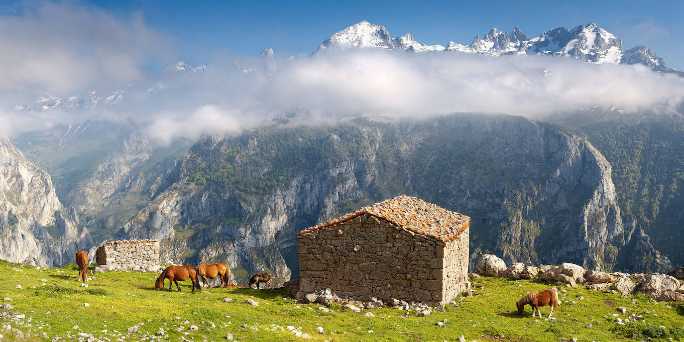 "Tenemos que hacernos dignos de los lugares que conocemos, para aprender a conservarlos y transitarlos con absoluto respeto. Los Picos de Europa son un destino turístico y montañero altamente popular y accesible, altamente visitado e incluso ligeramente masificado pero, sin embargo, un alto porcentaje de los que los visitan se van sin conocer sus esencias, sin profundizar en su idiosincrasia…", indica Lastra. 