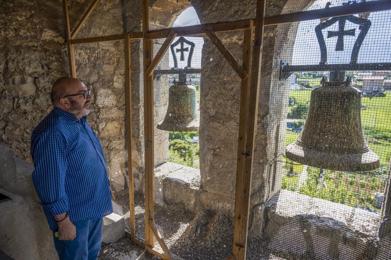 Domingo Landeras, párroco de Cueto, durante el repicar de las campanas para conmemorar la figura de Juan de Santander, vecino de Cueto. 