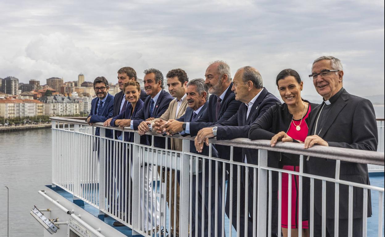 Las autoridades posan en la cubierta del barco Galicia, que ofrece una panorámica de Santander desde la Bahía. 