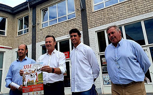 El consejero de Desarrollo Rural, Guillermo Blanco, muestra el cartel del certamen, este miércoles, flanqueado por (de izquierda a derecha), el gerente de AFCA, Fernando Ruiz, el edil Nacho González y el director del Mercado Nacional de Ganados, Isaac Bolado.