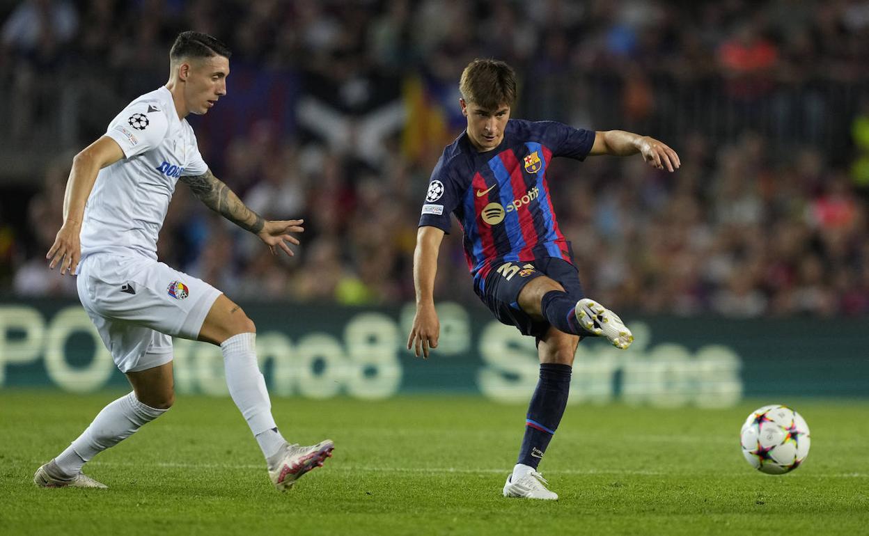 Pablo Torre golpea el balón durante su debut este miércoles con el Barça, en el partido de Liga de Campeones ante el Viktoria Plzen.