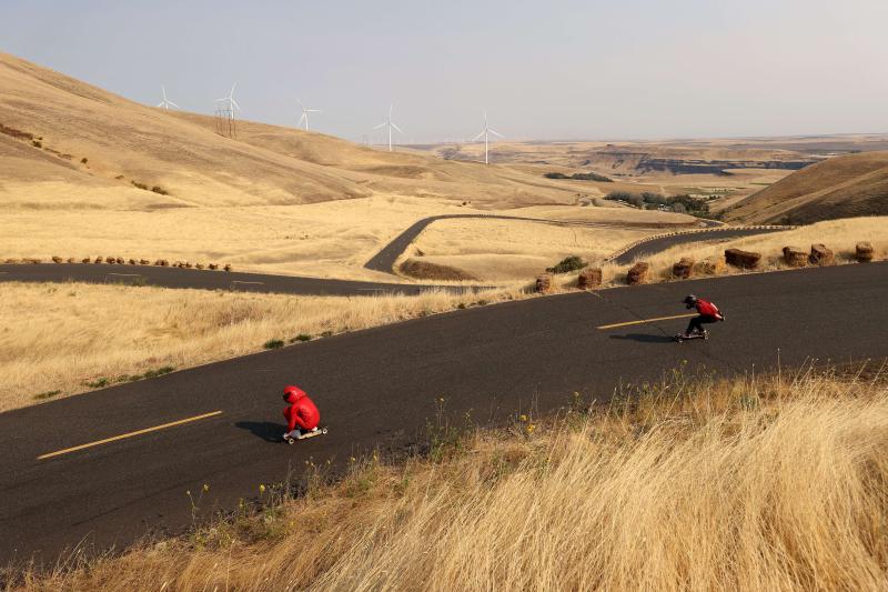 Los mejores patinadores del mundo se han dado cita este septiembre en Estados Unidos para celebrar el tradicional Maryhill Ratz Freeride. Un descenso que se lleva a cabo en el histórico Maryhill Loops Road, el primer suelo pavimentado del país norteamericano. El evento, que se celebra desde 2007, atrae a cientos de 'skaters', ciclistas y aficionados de todo el mundo