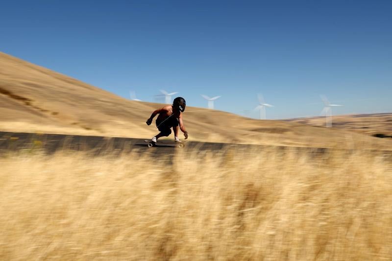 Los mejores patinadores del mundo se han dado cita este septiembre en Estados Unidos para celebrar el tradicional Maryhill Ratz Freeride. Un descenso que se lleva a cabo en el histórico Maryhill Loops Road, el primer suelo pavimentado del país norteamericano. El evento, que se celebra desde 2007, atrae a cientos de 'skaters', ciclistas y aficionados de todo el mundo