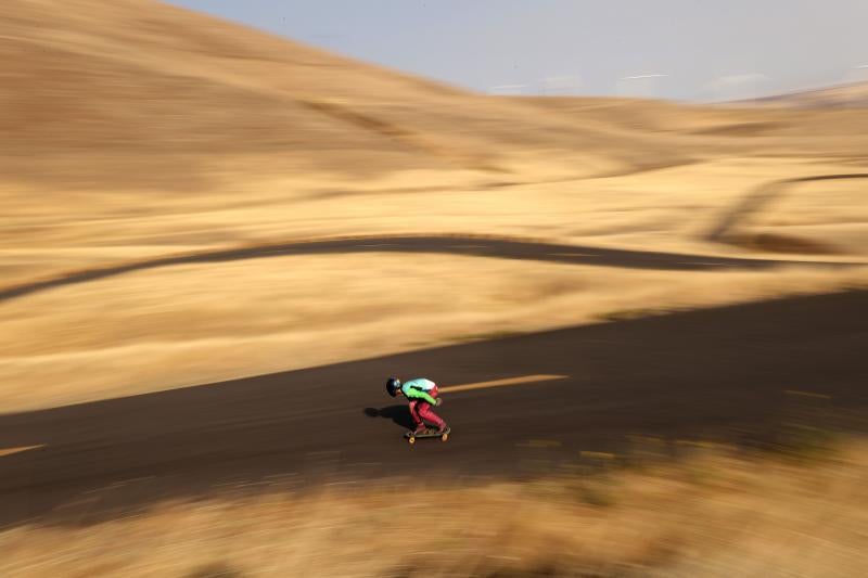 Los mejores patinadores del mundo se han dado cita este septiembre en Estados Unidos para celebrar el tradicional Maryhill Ratz Freeride. Un descenso que se lleva a cabo en el histórico Maryhill Loops Road, el primer suelo pavimentado del país norteamericano. El evento, que se celebra desde 2007, atrae a cientos de 'skaters', ciclistas y aficionados de todo el mundo