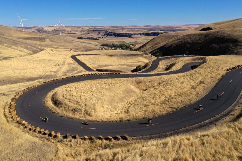 Los mejores patinadores del mundo se han dado cita este septiembre en Estados Unidos para celebrar el tradicional Maryhill Ratz Freeride. Un descenso que se lleva a cabo en el histórico Maryhill Loops Road, el primer suelo pavimentado del país norteamericano. El evento, que se celebra desde 2007, atrae a cientos de 'skaters', ciclistas y aficionados de todo el mundo