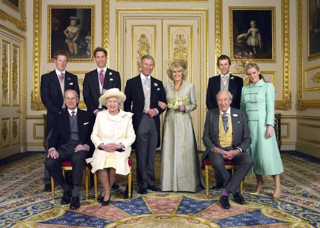 El príncipe Carlos de Gales y la princesa Camila de Cornualles, en el centro, en el castillo de Windsor tras su boda, el 9 de abril de 2005. De pie, de izquierda a derecha: El príncipe Harry, el príncipe Guillermo, Tom y Laura Parker Bowles. En primera fila, de izquierda a derecha: el duque de Edimburgo, la reina Isabel y el padre de Camila. el mayor Bruce Shand.