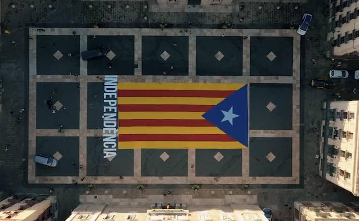 Una imagen de una 'estelada' gigante en el suelo de la plaza Sant Jaume de Barcelona.