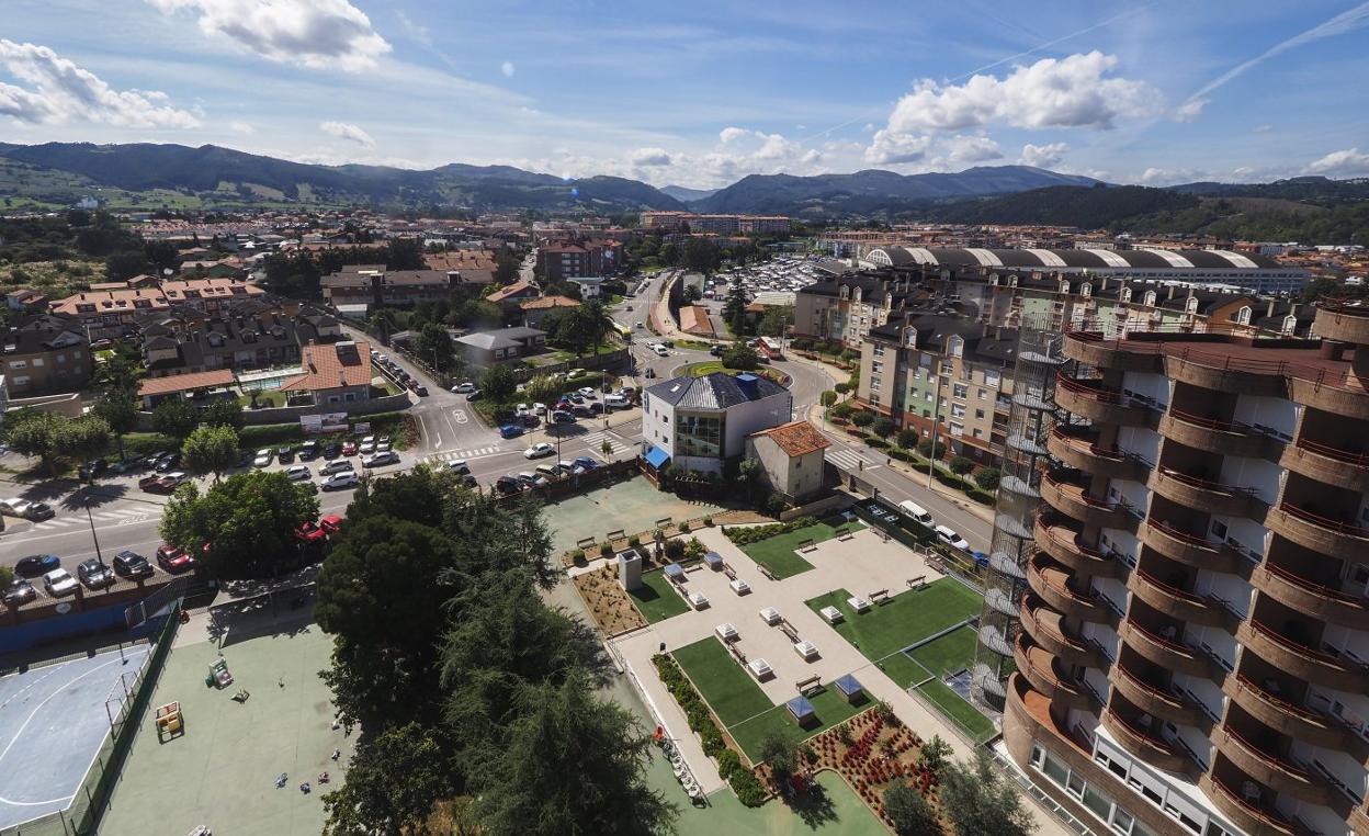 Vista panorámica de la ciudad de Torrelavega en una fotografía tomada ayer desde lo alto de un edificio. 