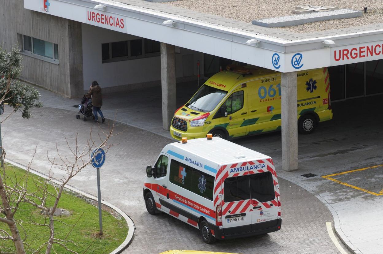 Una ambulancia llega a la entrada del servicio de Urgencias de Valdecilla.