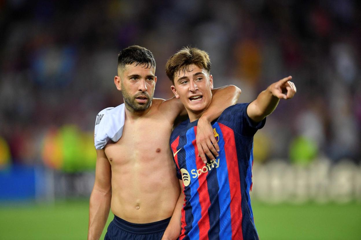 Pablo Torre, junto a Jordi Alba tras el encuentro ante los checos del Viktoria Plzen. 