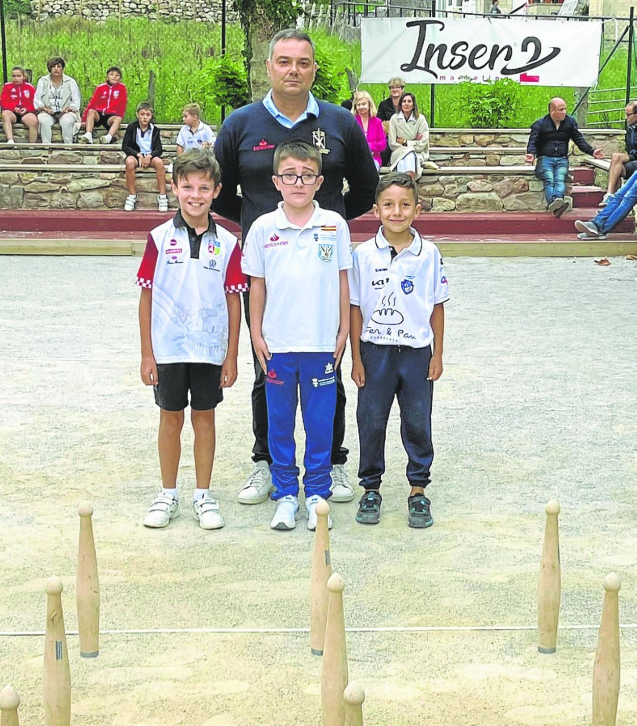 Los ganadores del torneo junto al colegiado Abel González.