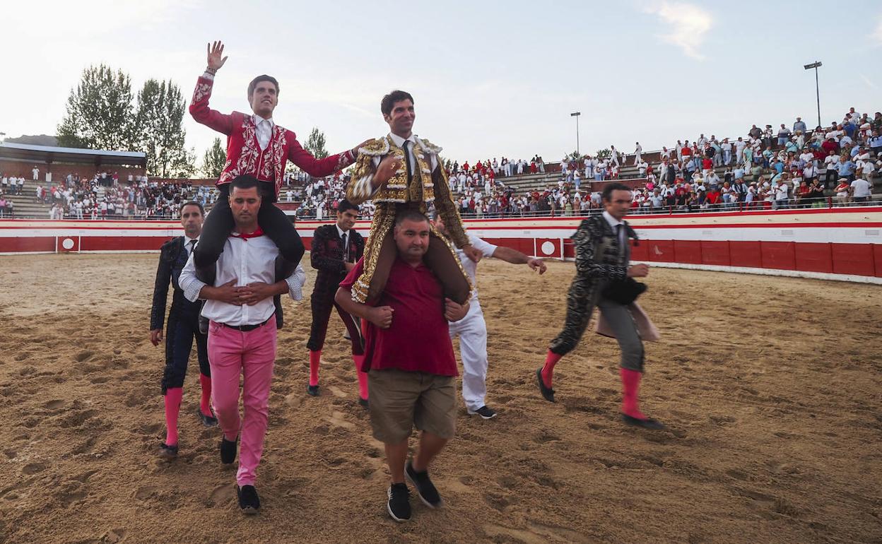 Guillermo Hermoso de Mendoza y Cayetano Rivera salieron a hombros de la plaza de toros de La Nogalera de Ampuero, que presentó una buena entrada. 