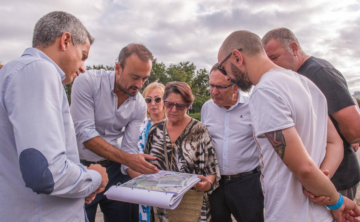 Pablo Zuloaga, Javier Lóez Estrada y José Manuel Cruz Viadero revisan los planos del proyecto junto a distintos representantes vecinales de Tanos y concejales del equipo de gobierno.