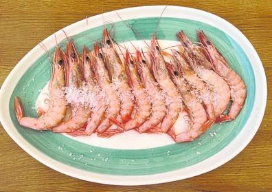 Imagen secundaria 1 - Arriba, entrecot acompañado de patatas fritas y pimientos verdes. Abajo, gambas frescas de Huelva y carpaccio con láminas de entrecot con rúcula y parmesano.