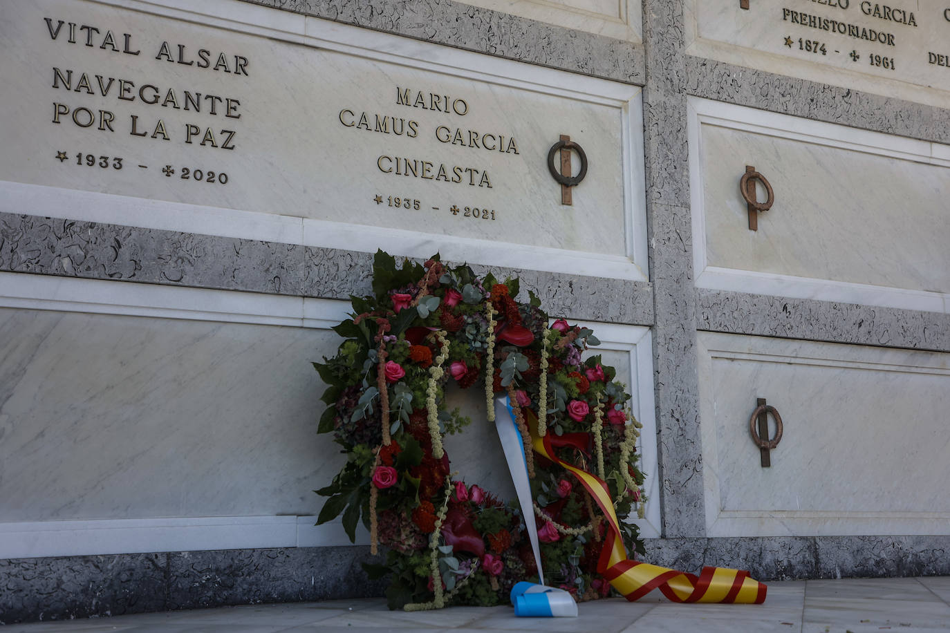 Fotos: Los restos de Mario Camus descansan en el Panteón de Ilustres de Ciriego