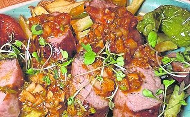 Imagen principal - Arriba, chorizo criollo. Abajo, picaña a la brasa con salsa hancuaína y pata de pulpo a la parrilla. 