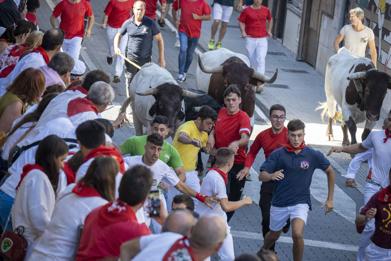 Fotos: Emocionante tercer encierro de las Fiestas de Ampuero