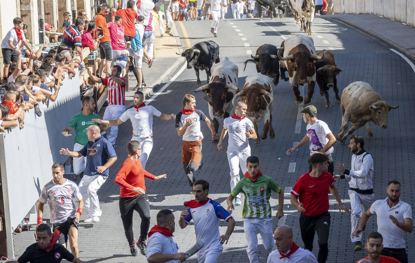 Fotos: Emocionante tercer encierro de las Fiestas de Ampuero