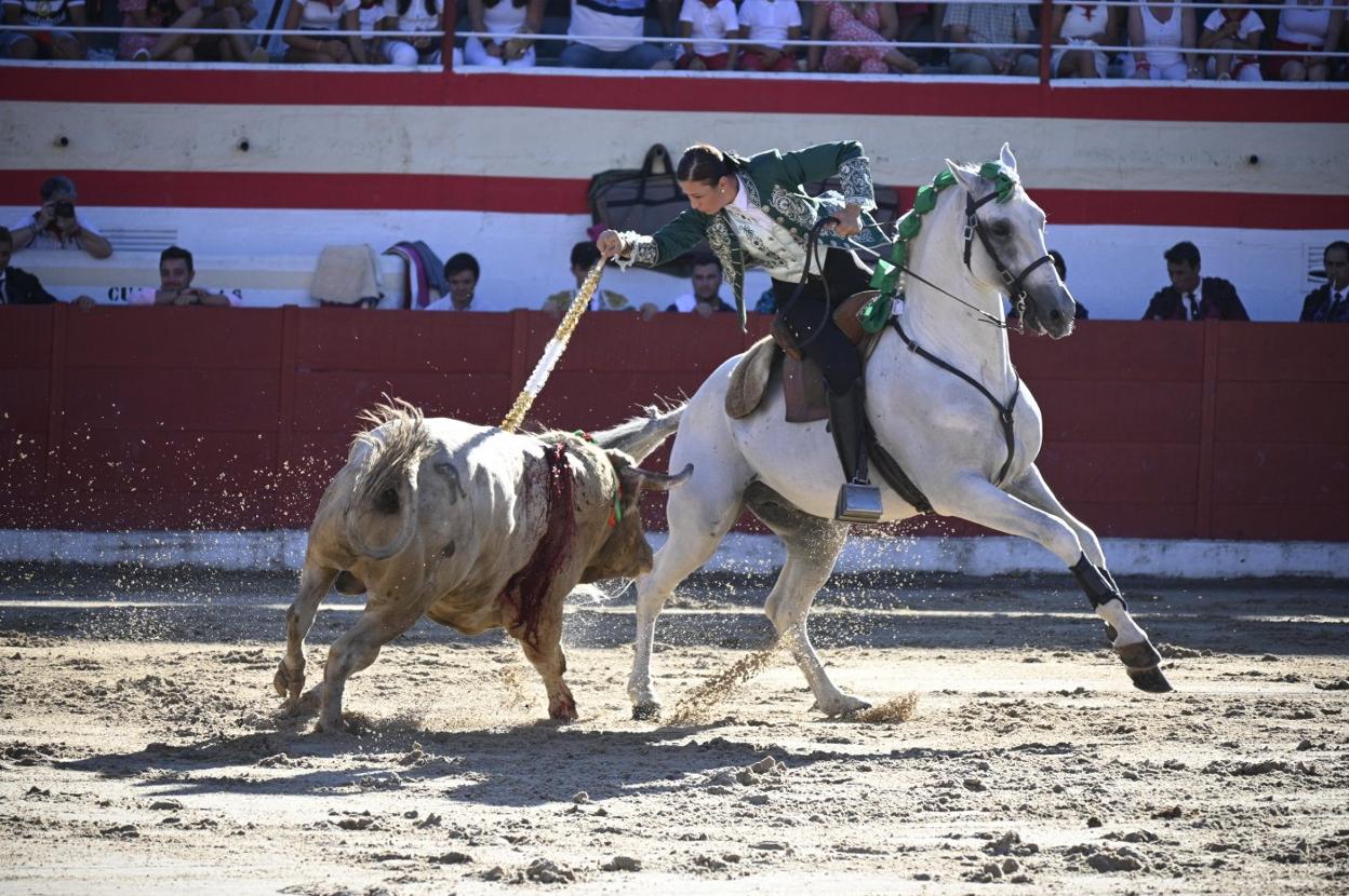 Ana Rita coloca una banderilla al primer novillo de su lote, al que cortó dos orejas. 