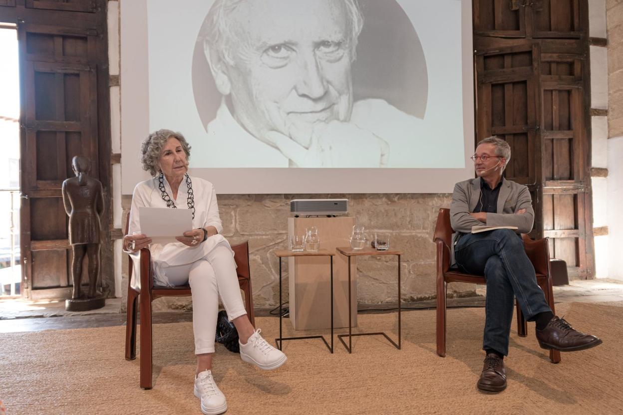 La coleccionista Oliva Arauna, hija de Pancho Pérez, y José María Lassalle. 