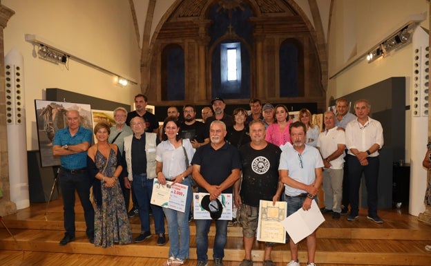 Imagen principal - Galardonados, jurado y autoridades; cuadros premiados, y pintando en las calles de Potes 