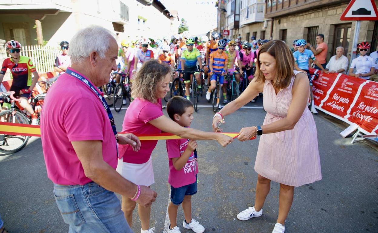 Fernández Viaña y Mantecón cortando la cinta de salida de la prueba ciclista de Molledo.