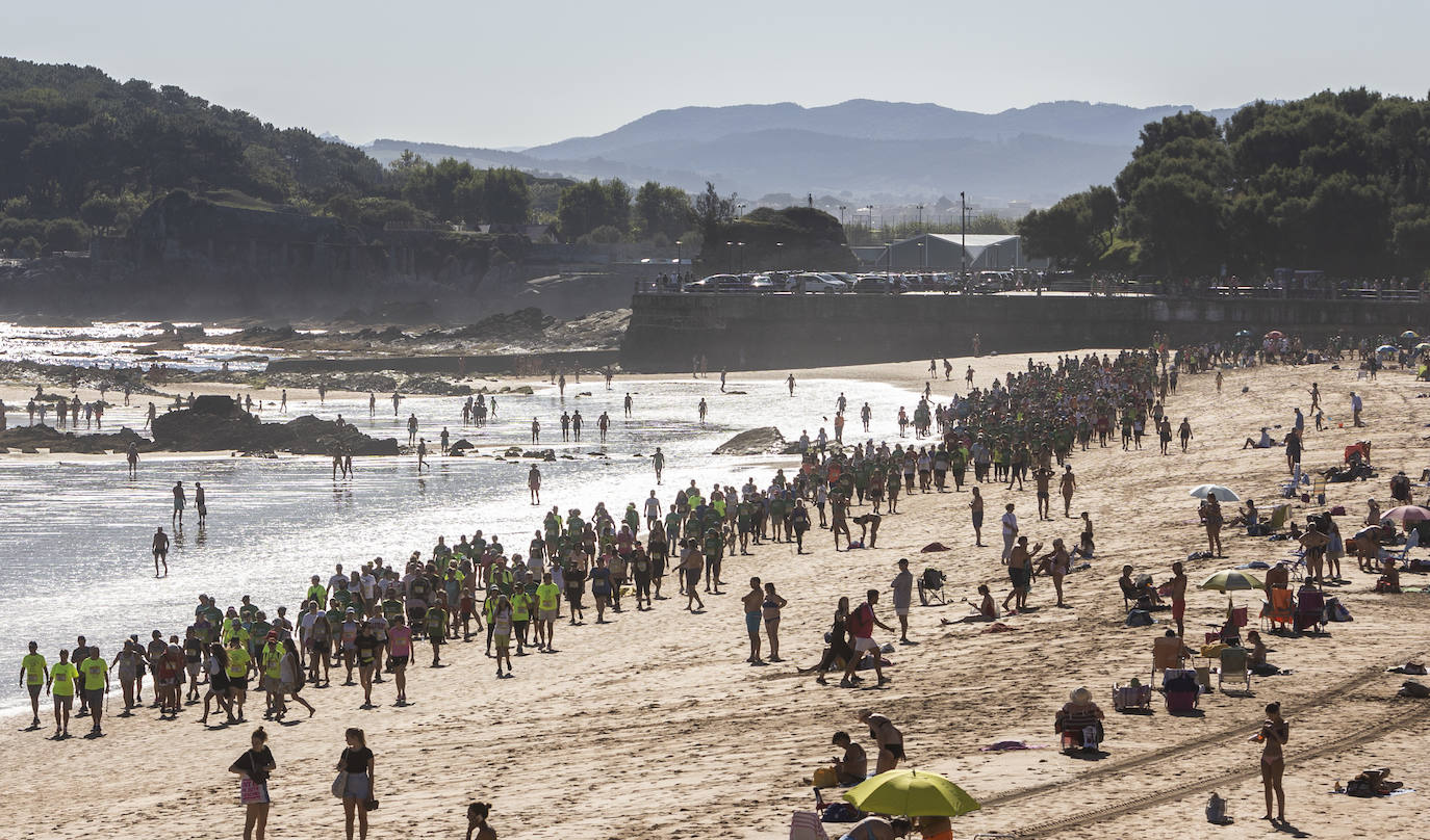 Fotos: Multitudinaria Marcha de las Cinco Playas en Santander