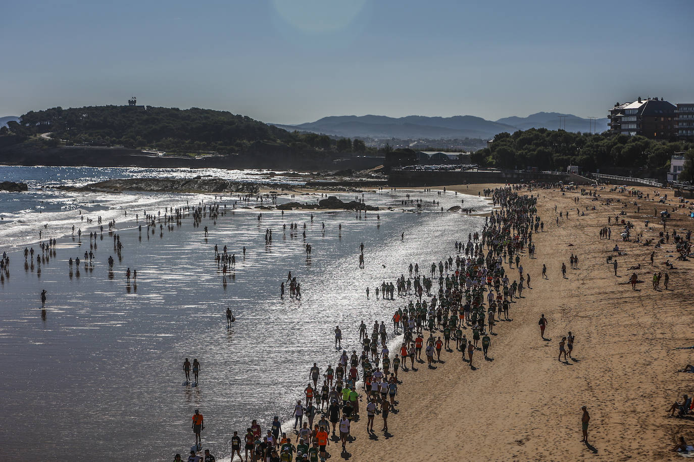 Fotos: Multitudinaria Marcha de las Cinco Playas en Santander