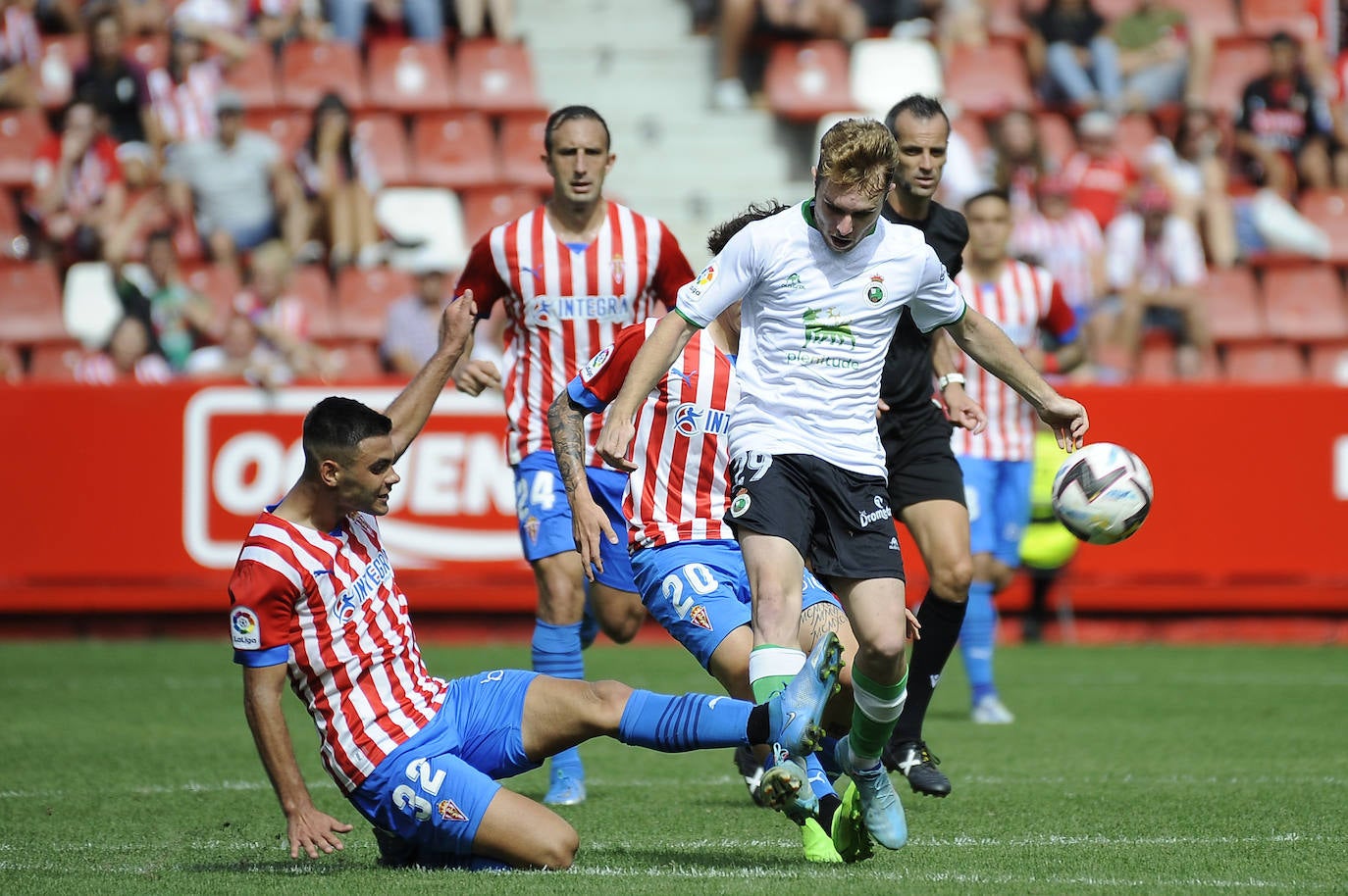 Fotos: Imágenes del partido Sporting-Racing en El Molinón