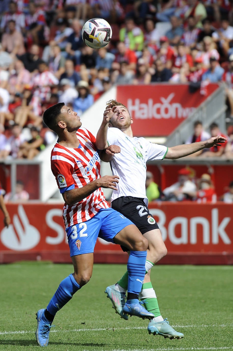 Fotos: Imágenes del partido Sporting-Racing en El Molinón